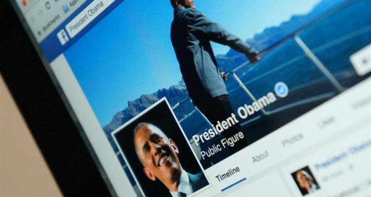 رئیس جمهور آمریکا عضو فیسبوک شد. فیس بوک که اخیرا آمار بازدید روزانه از وبسایتش را یک میلیارد نفر اعلام کرده بود حالا با به عضویت گرفتن شخصی چون پرزیدنت اوباما قطعا تعداد بازدیدهایش از این هم بیشتر خواهد شد. صفحهای که اوباما در فیسبوک ساخته مربوط به کمپین اوباما یا صفحهای که دفتر وی در کاخ سفید اداره میکند نیست.در این صفحه اوباما شخصا با مردم در ارتباط است و با آنها صحبت میکند. اوباما در اولین پست فیسبوکیاش یک ویدئو در محوطه کاخ سفید گذاشته است. در این ویدئو او درباره سنجابها و روباهی به نام لینکلن صحبت میکند. وی همچنین با نقل درخواستی تحت عنوان «این سیاره زیبا را برای فرزندان و نوادگان خود حفظ کنیم»، تمام شهروندان و رهبران را به اقدامات جدی تر در برابر تغییرات آب و هوایی زمین دعوت کرده و فیس بوک را مکانی مناسب برای تبادل نظرات در مورد مسائل مهم جهان بر شمرده است. اوباما در اولین فیلم در صفحه اختصاصی خود خودش را یک پدر، همسر و چهل و چهارمین رئیس جمهور آمریکا معرفی کرده است. درساعات اولیه راه اندازی صفحه اوباما بیش بر 550 هزار نفر او را لایک کردند. این اولین بار نیست که باراک اوباما در شبکه های اجتماعی حضور پیدا میکند. او در ماه می نیز عضو شبکه توئیتر شده بود و جالب اینکه عکس پروفایل اوباما در فیسبوک همان عمس پروفایلش در توییتر است.