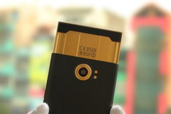 موبایلی با روکش طلای ۲۴ عیار