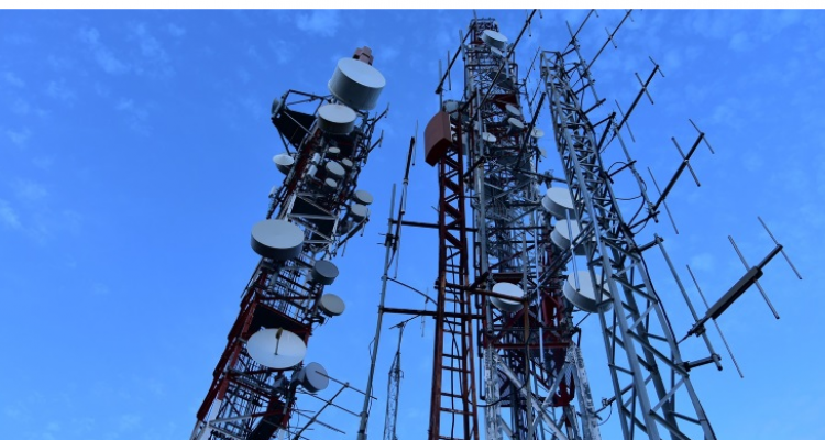 تشعشعات دکل تلفن همراه بی خطر است