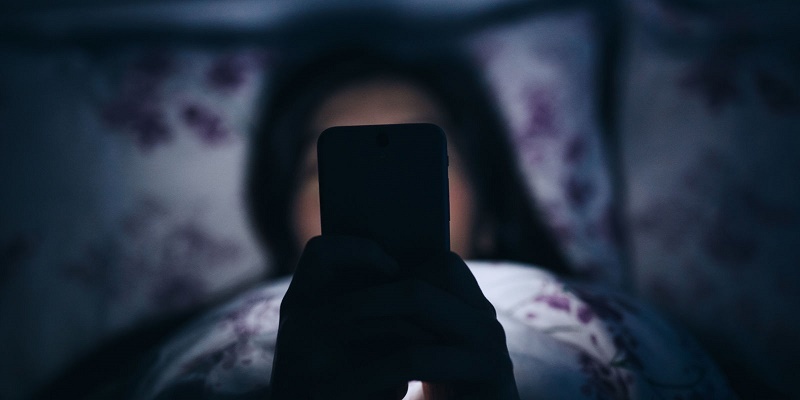 با موبایل خود به رختخواب نروید