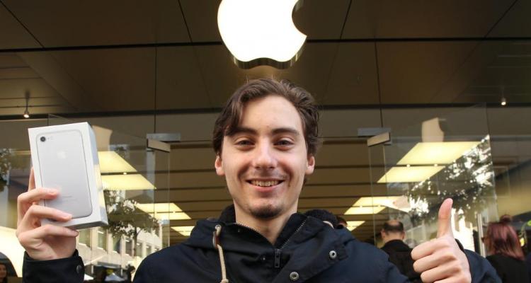 اولین خریدار آیفون 7