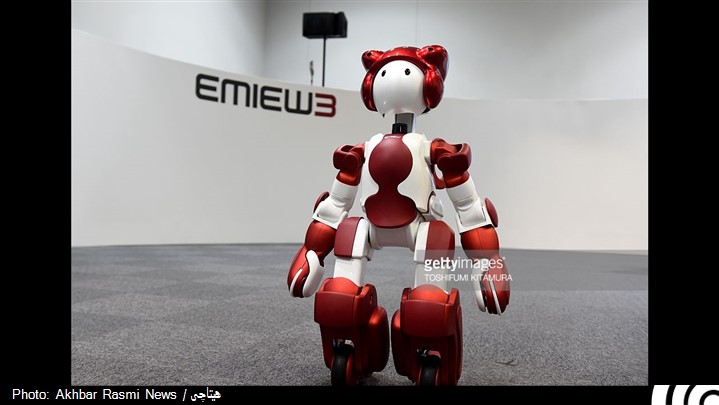 روبات انسان‌نمای EMIEW3 در فرودگاه