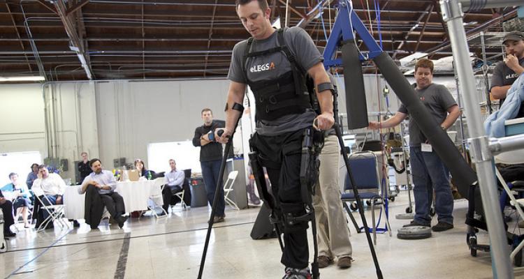 روبات پوشیدنی برای معلولان