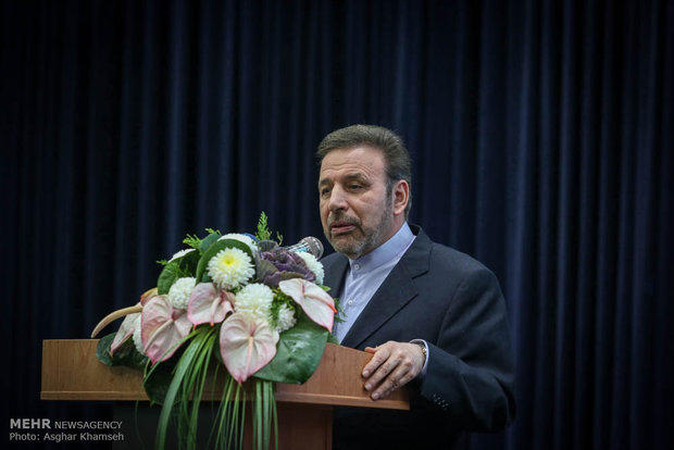 وزیر ارتباطات و فناوری اطلاعات کشور گفت: تا پایان دولت یازدهم حدود ۹۵ درصد از روستاهای بالای ۲۰ خانوار از اینترنت بهره مند می شوند. محمود واعظی، ظهر شنبه، در آئین افتتاح متمرکز اینترنت پرسرعت در ۶۶۹ روستای استان گلستان اظهار کرد: تمام تلاش ما این است همه مردم کشور از امکانت مساوی برخوردار شوند چراکه امکانات دولتی فقط مربوط به پایتخت نشین ها و مراکز استان ها نیست بلکه باید در اختیار تمام مردم حتی در مناطق دور افتاده و مناطق مرزی قرار گیرد. وی افزود: رئیس جمهور به اعضای کابینه خود اعلام کردند که آنچه از بودجه دارید برای مناطق محروم و روستاهای کشور صرف کنید و در این دولت با تمام محدودیت هایی که وجود داشت امکانات را در اختیار روستاها گذاشتیم. واعظی با اشاره به اینکه قبل از فعالیت دولت فقط ۹ هزار روستای کشور از نعمت گاز برخوردار بودند، اظهار کرد: از ابتدای دولت تدبیر و امید ۱۴ هزار روستا به این تعداد از روستاها اضافه شد. وی تصریح کرد: رساندن اینترنت به روستاها جزو برنامه های ما محسوب می شود چرا که معتقدیم بهترین فرزندان ما کسانی هستند که در روستاها به دنیا می آیند و اکنون کسانی هستند که منشا خدمات هستند. وزیر ارتباطات و فناوری اطلاعات کشور گفت: در دنیای امروز همه فعالیت ها در بستر اینترنت به مردم داده می شود لذا با این نیت بیش از ۵۵۰ میلیارد تومان سرمایه گذاری کردیم. وی افزود: در طول سه سال گذشته اینترنت را در اختیار ۲۷ هزار روستا گذاشته و بنا داریم تا پایان این دولت حدود ۹۵ درصد از روستا های بالای ۲۰ خانوار را از اینترنت بهره مند کنیم.