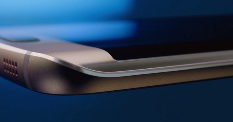 بسیاری از دارندگان گوشی های گران قیمت برای حفاظت بیشتر از صفحه نمایش به توصیه فروشندگان کاورهای محافظ گران قیمتی را خریداری می کنند و گاه این هزینه تا سقف ۵۰ دلار نیز می رسد که البته کار چندان عاقلانه ای به نظر نمی رسد. اگر به تازگی صاحب گوشی گلکسی اس ۸ یا گلکسی اس ۸ پلاس شده اید نیازی به کاورهای محافظ صفحه نمایش ندارید. گوشی های هوشمند که به تازگی وارد بازار شده اند، صفحه نمایشی خمیده دارند و محافظ های موجود در بازار فقط قسمت اصلی صفحه را پوشش می دهند و حاشیه ها را بدون پوشش باقی می مانند. البته در این میان پوشش های خمیده ای هم در بازار موجودند که به زیبایی ظاهری گوشی ضربه می زنند و به طور کامل به صفحه نمی چسبند و پس از مدتی از کنارها جدا می شوند. شرکت های سازنده لوازم جانبی برای حل این مشکل راه های گوناگونی را امتحان کرده اند. برای مثال برخی از محافظ های صفحه به شکلی طراحی شده اند که قسمتهای کنار آنها، با حاشیههای دستگاه هم رنگ است و چسب مورد استفاده فقط روی قسمتهای حاشیهایی کاور وجود دارد و قسمتهایی که روی صفحه نمایش قرار میگیرند، چسب ندارند. این راهکار تا حدودی مشکل را برطرف کرده است اما باز هم مشکل حباب های ایجاد شده در زیر محافظ همچنان پابرجاست. کاورهای محافظ Zagg که برای گلکسی اس ۸ تولید شده اند با قیمتی در حدود ۵۰ دلار به فروش می رسد. اما با وجود این قیمت گزاف حباب های هوا به راحتی زیر صفحه نمایش ایجاد می شود. بسیاری از کاربرانی که این محصول را خریداری کرده اند در وب سایت Best Buy به این محصول امتیازی پایین داده اند و از خرید خود ناراضی بوده اند. اگر برای خرید محافظ صفحه همچنان مُصر هستید بهتر است به نمونههای سنتیتر رجوع کنید که قطعا بسیار ارزانتر هستند. وب سایت ورایزن نوعی از کاور صفحه گلکسی اس ۸ انحصاری خود را به فروش میرساند که تمام سطح صفحه نمایش گوشی را میپوشاند و بسیار ارزانتر است. این محافظ ها اگرچه در گوشه ها دچار ضعف هستند اما مشکل حباب هوا را تا حدودی رفع کرده اند. در هر حال ساخت محافظ صفحه مخصوص گوشی های خمیده به چالشی بزرگ برای شرکت های تولیدکننده لوازم جانبی بدل شده است. بنابراین بهتر است برای خرید یک محصول مقرون به صرفه و کاربردی مدتی منتظر بمانید؛ چراکه نقاظ ضعف کاورهایی که بلافاصله پس از عرضه گوشی ها تولید می شوند چند هفته پس از خرید خود را نشان می دهند.